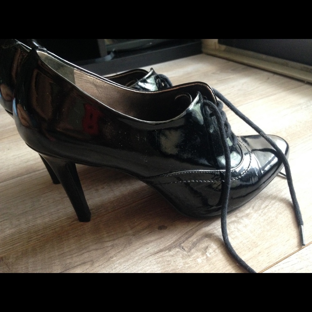 Patent leather Gianni Bini low booties